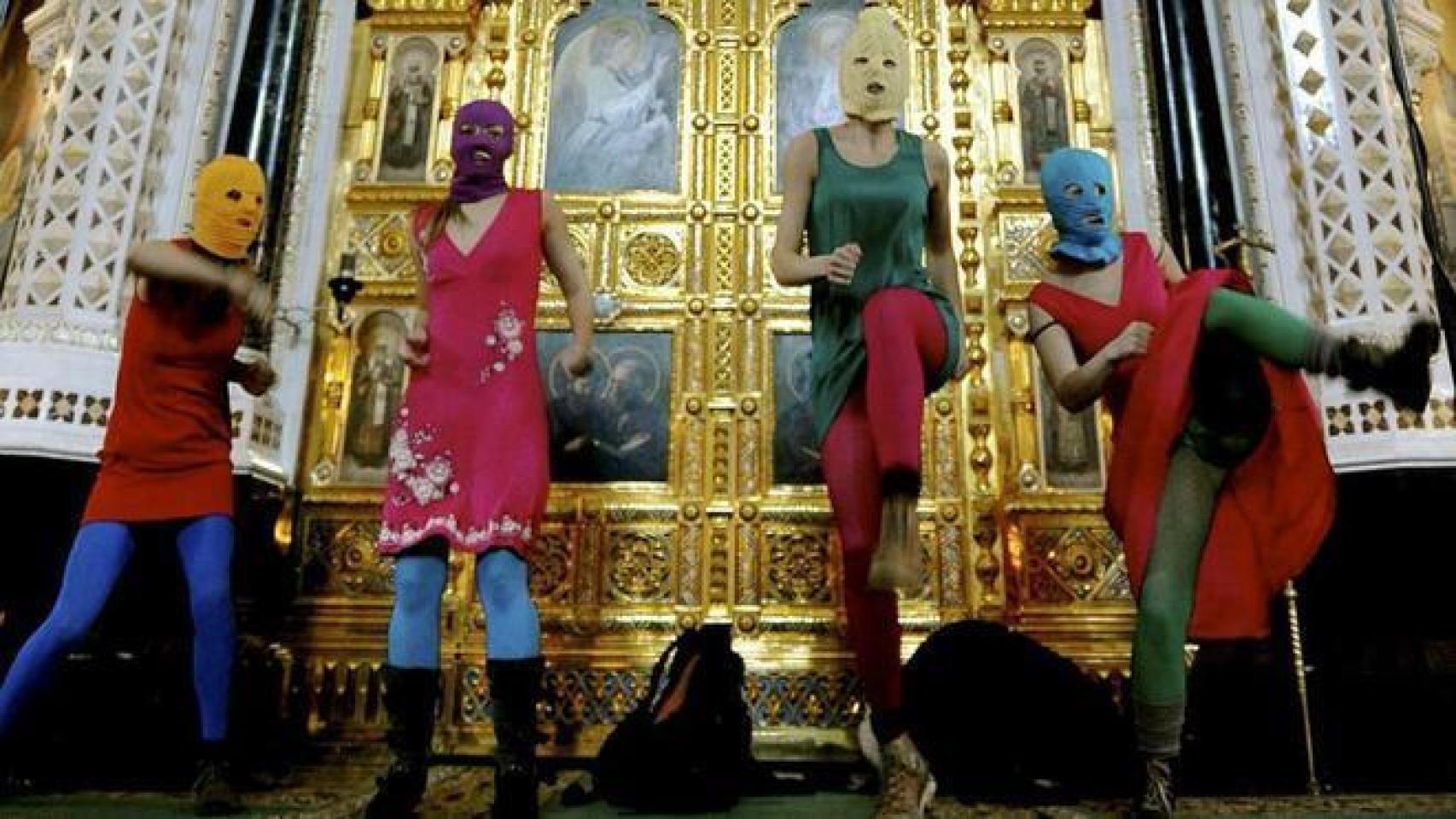 Las Pussy Riot, durante su irrupción en la Catedral de Cristo Salvador.