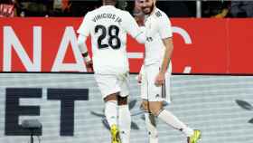 Benzema y Vinicius celebran un gol del Real Madrid ante el Girona