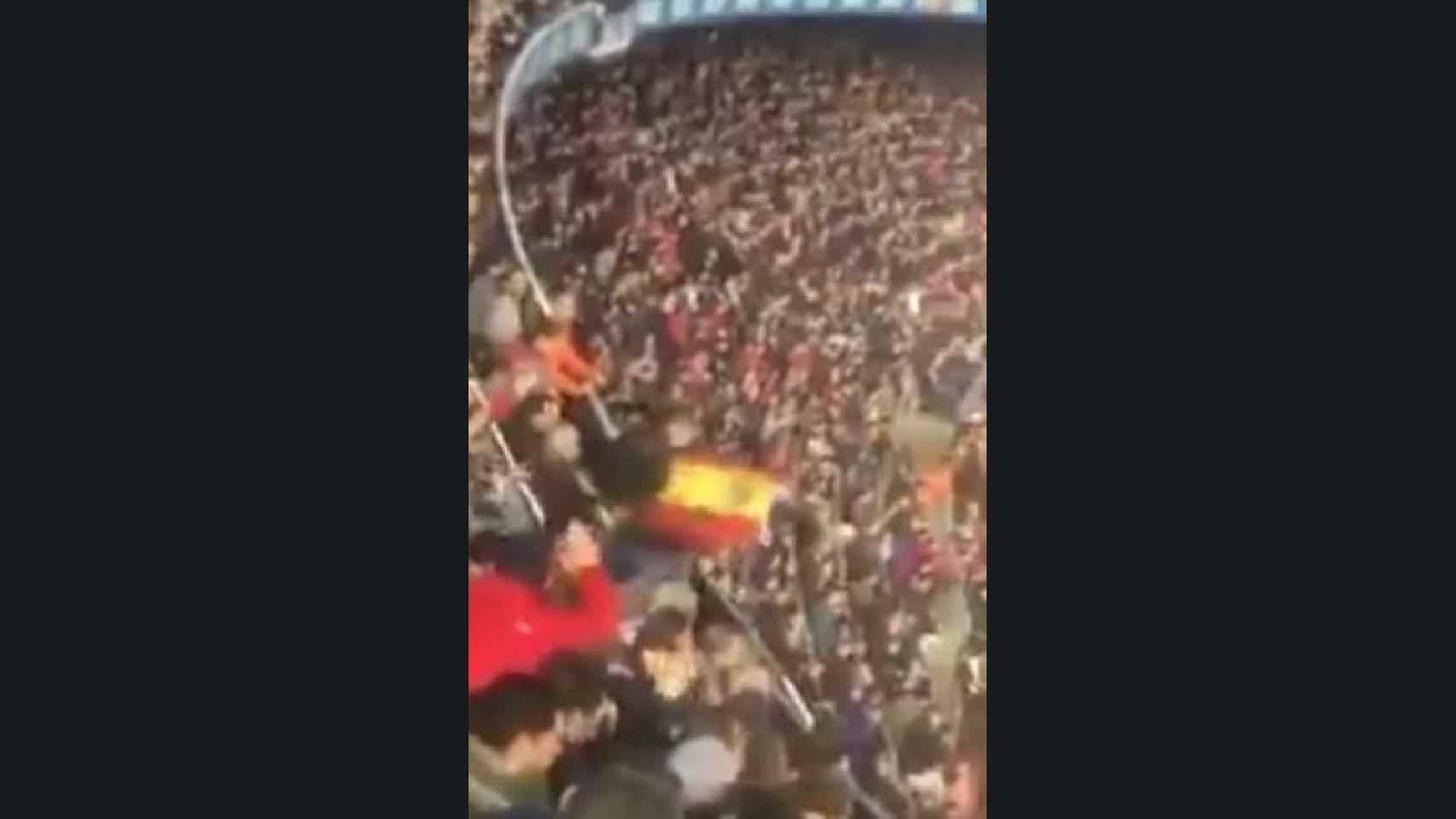 Un aficionado saca la bandera de España en el Camp Nou