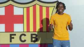 Oshoala, posando como nueva jugadora del Barcelona. Twitter: (@FCBfemeni)