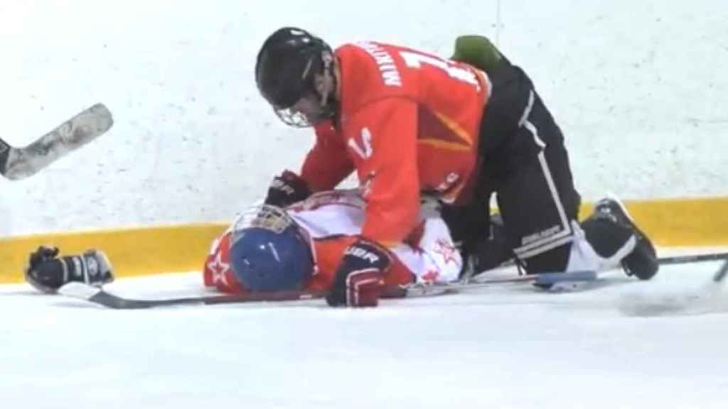 Un entrenador le salva la vida a su jugador en un partido de hockey en Rusia