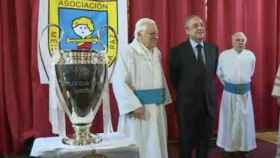 Florentino Pérez, junto al Padre Ángel. Foto: Twitter (@elchiringuitotv)