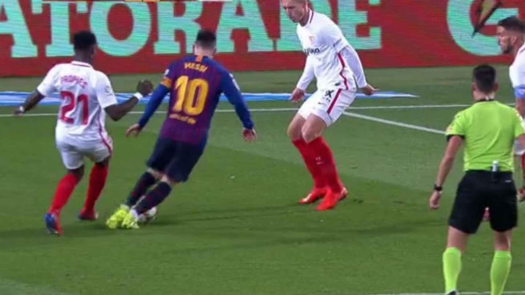 Penalti mal señalado de Promes sobre Messi