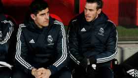 Gareth Bale y Courtois, en el banquillo