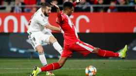 Karim Benzema supera a un jugador del Girona y dispara a portería