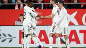 Benzema celebra con los jugadores del Real Madrid su gol ante el Girona