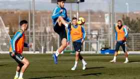 Asensio controla un balón en un entrenamiento con el Madrid