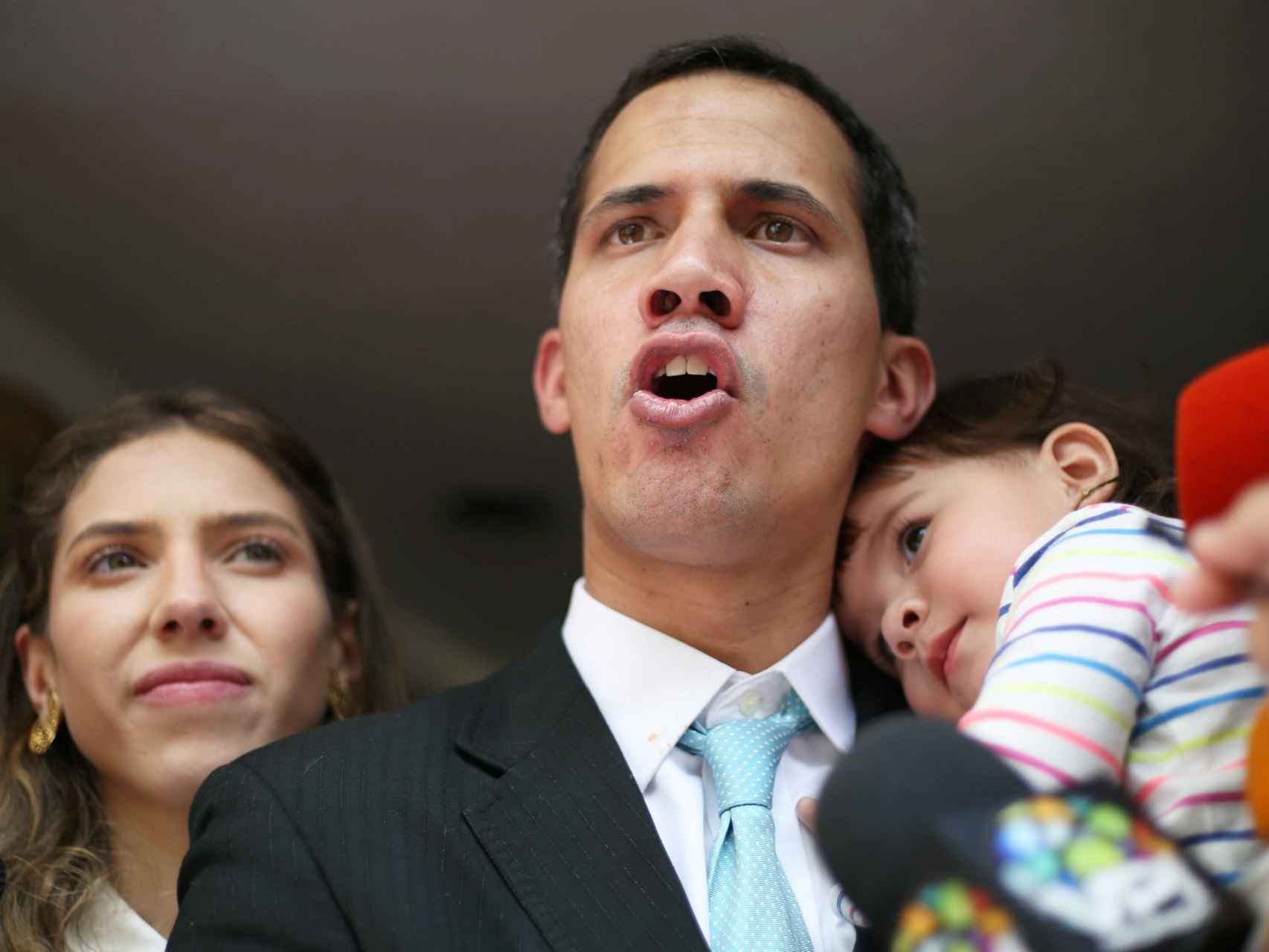 Guaidó junto a su mujer y a su hija a la puerta de su casa en Caracas