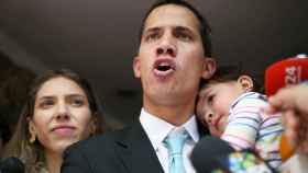 Guaidó junto a su mujer y a su hija a la puerta de su casa en Caracas