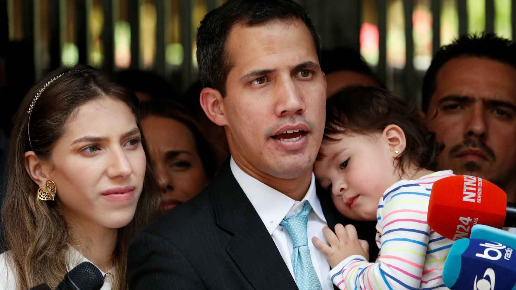 Juan Guaidó junto a su mujer y su hija a las puertas de su domicilio.