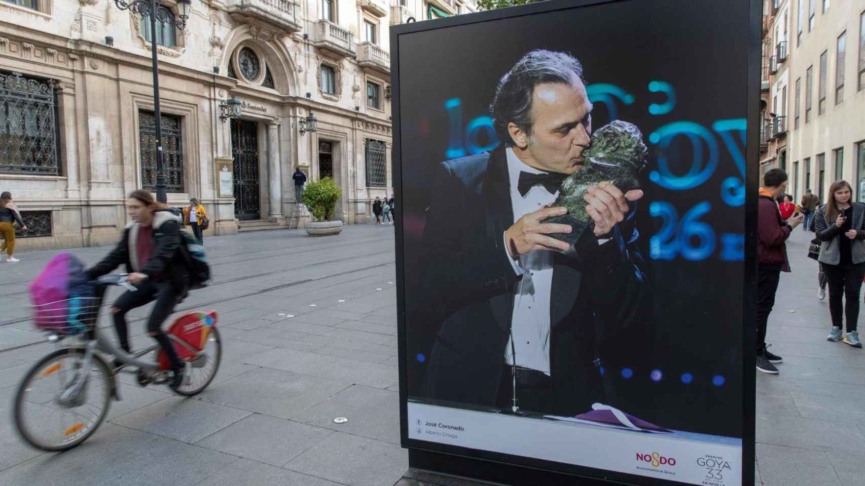 Un cartel en Sevilla anuncia la gala de los Premios Goya.