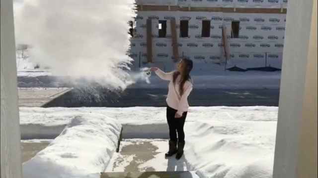 Una mujer lanza agua hirviendo al aire y se congela al instante.
