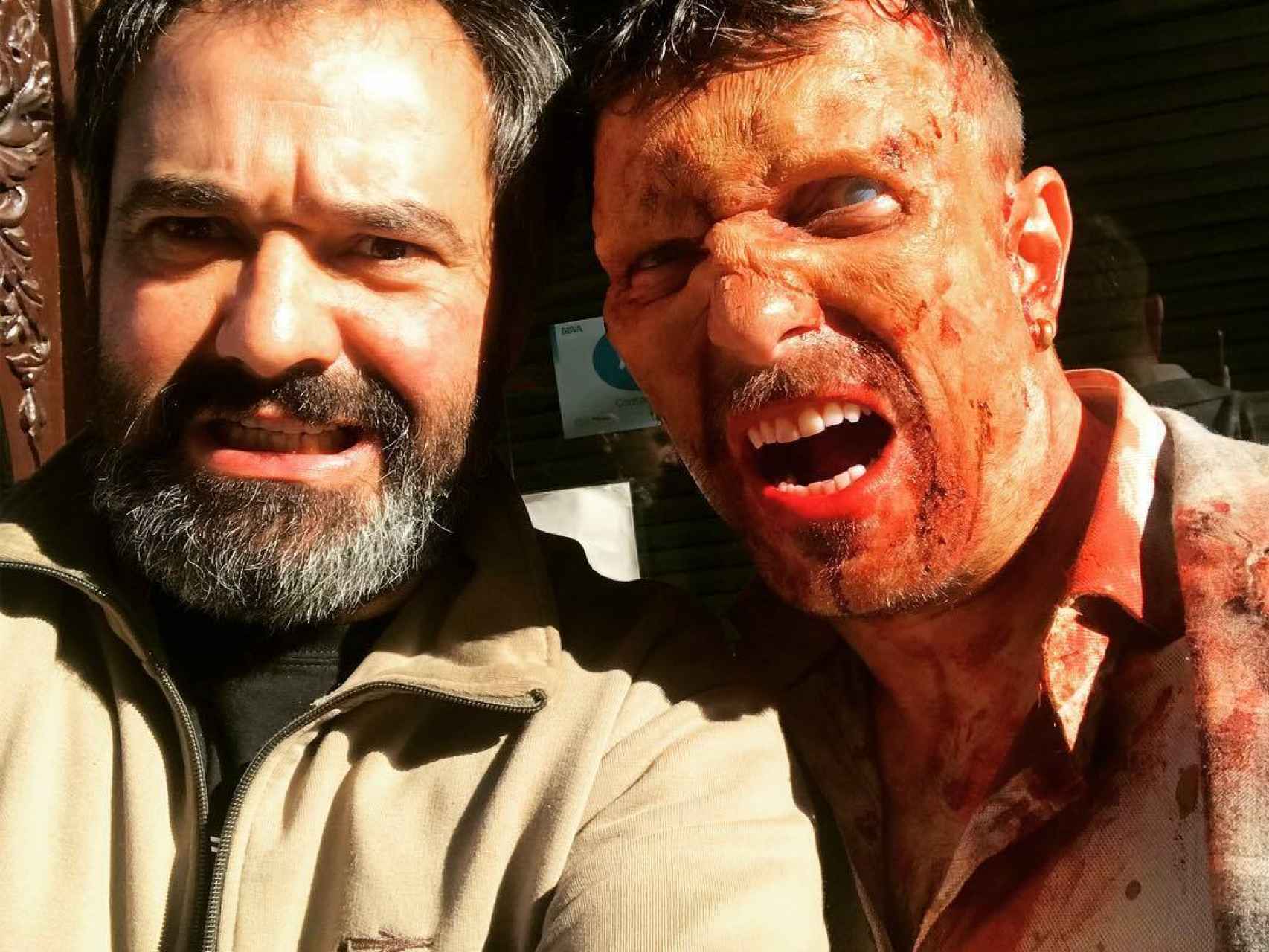 Antonio Pardo junto a uno de los zombies de la producción.