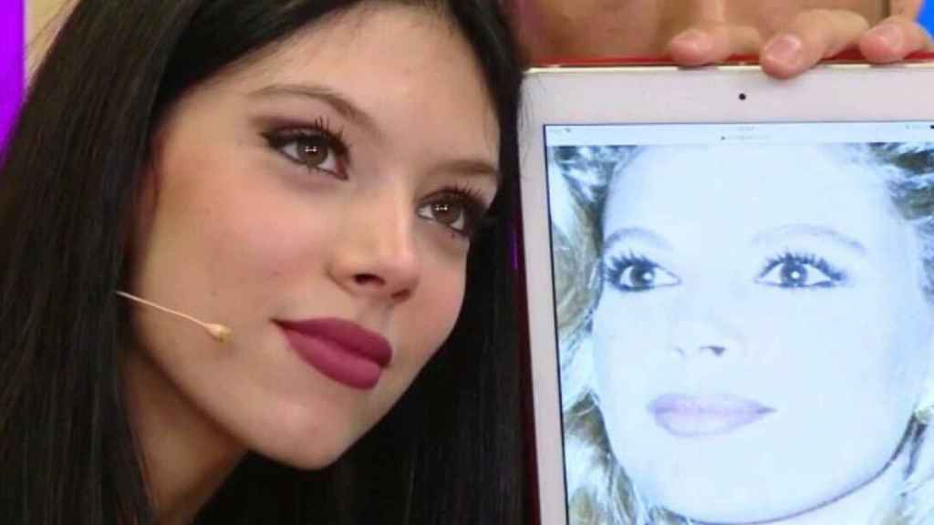 Alejandra junto a una imagen de su madre de joven, en un programa de Mediaset.