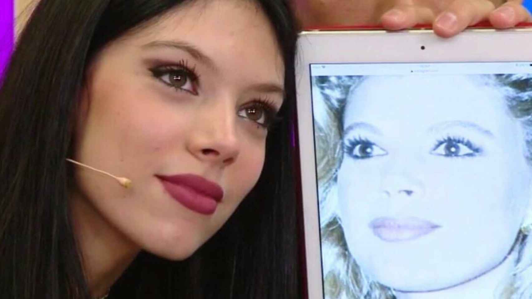 Alejandra junto a una imagen de su madre de joven, en un programa de Mediaset.