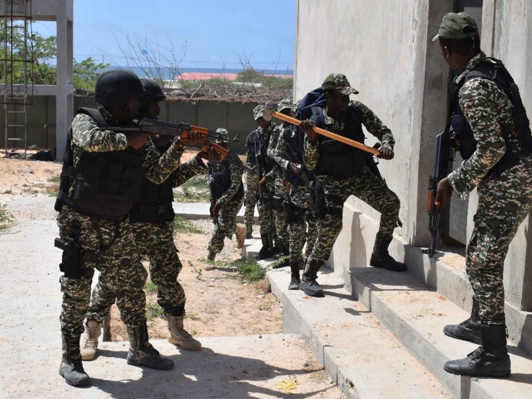 Soldados somalíes en su proceso de adiestramiento.