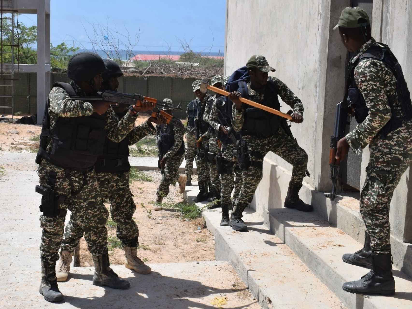 Soldados somalíes en su proceso de adiestramiento.