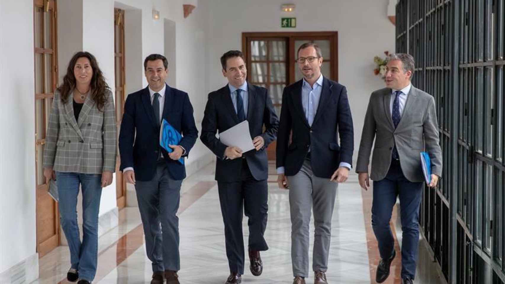El equipo negociador del Partido Popular formado por Loles López, Juanma Moreno, Teodoro García Egea, Javier Maroto y Elías Bendodo a su llegada a una reunión.