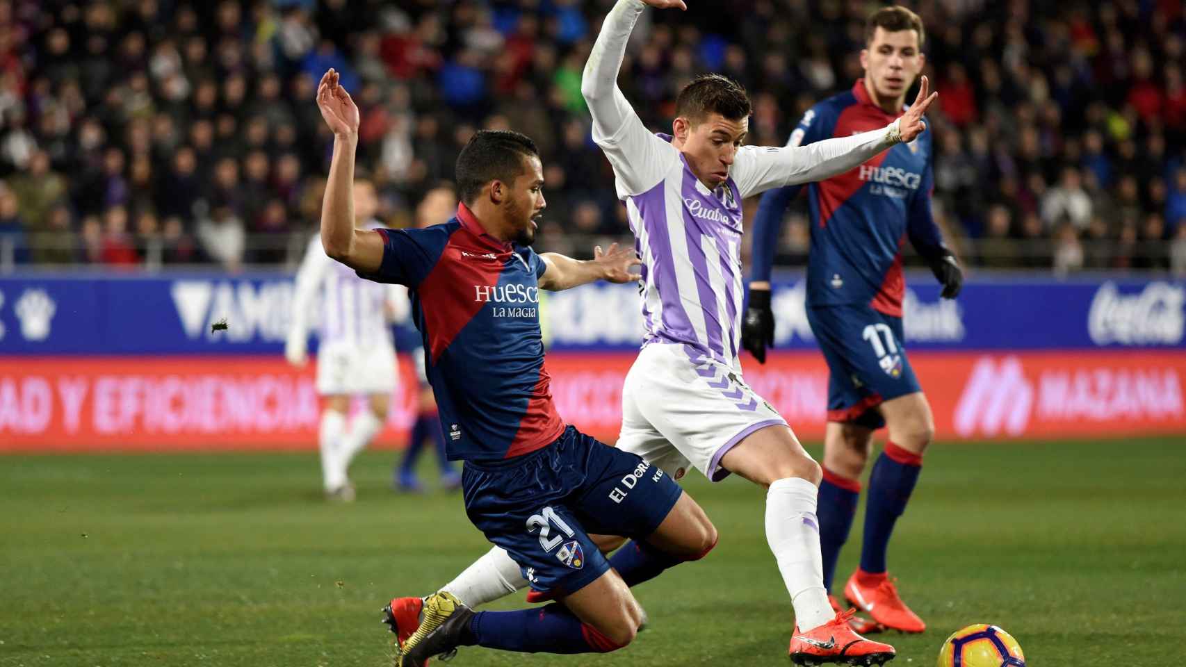 Alcaraz lucha el balón con Yangel Herrera en el Huesca - Valladolid de La Liga