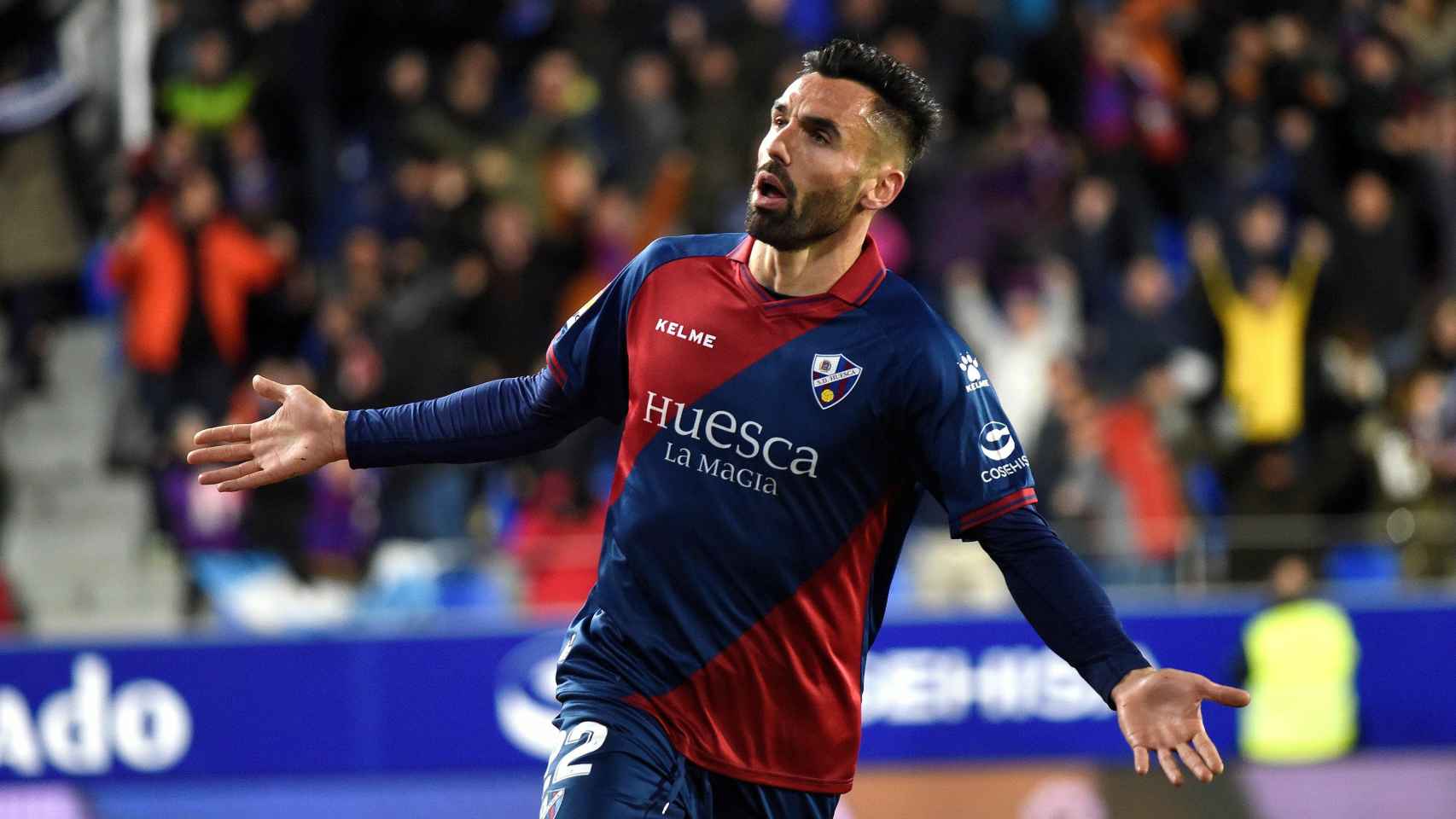 Enric Gallego celebra su gol en el Huesca - Valladolid de La Liga