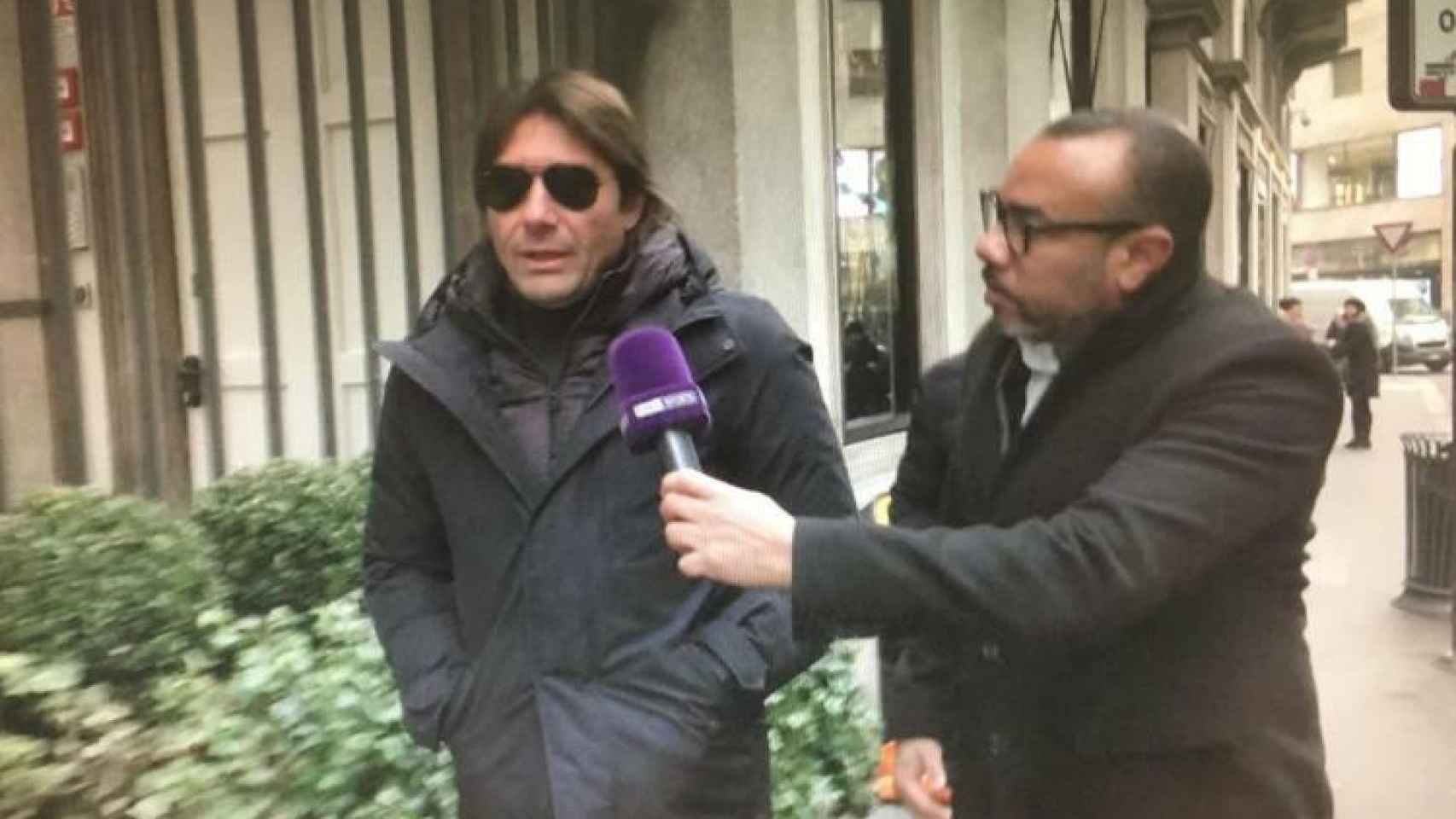 Conte 'pasea' junto a la sede del Inter de Milán