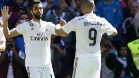 Arbeloa y Benzema celebrando un gol con el Madrid