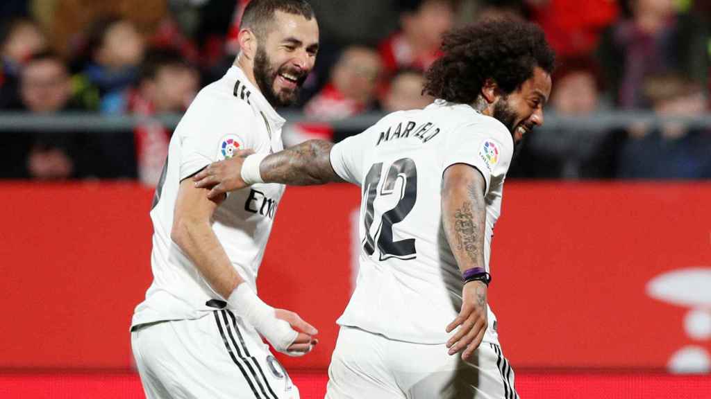 Benzema celebra con Marcelo un gol con el Real Madrid