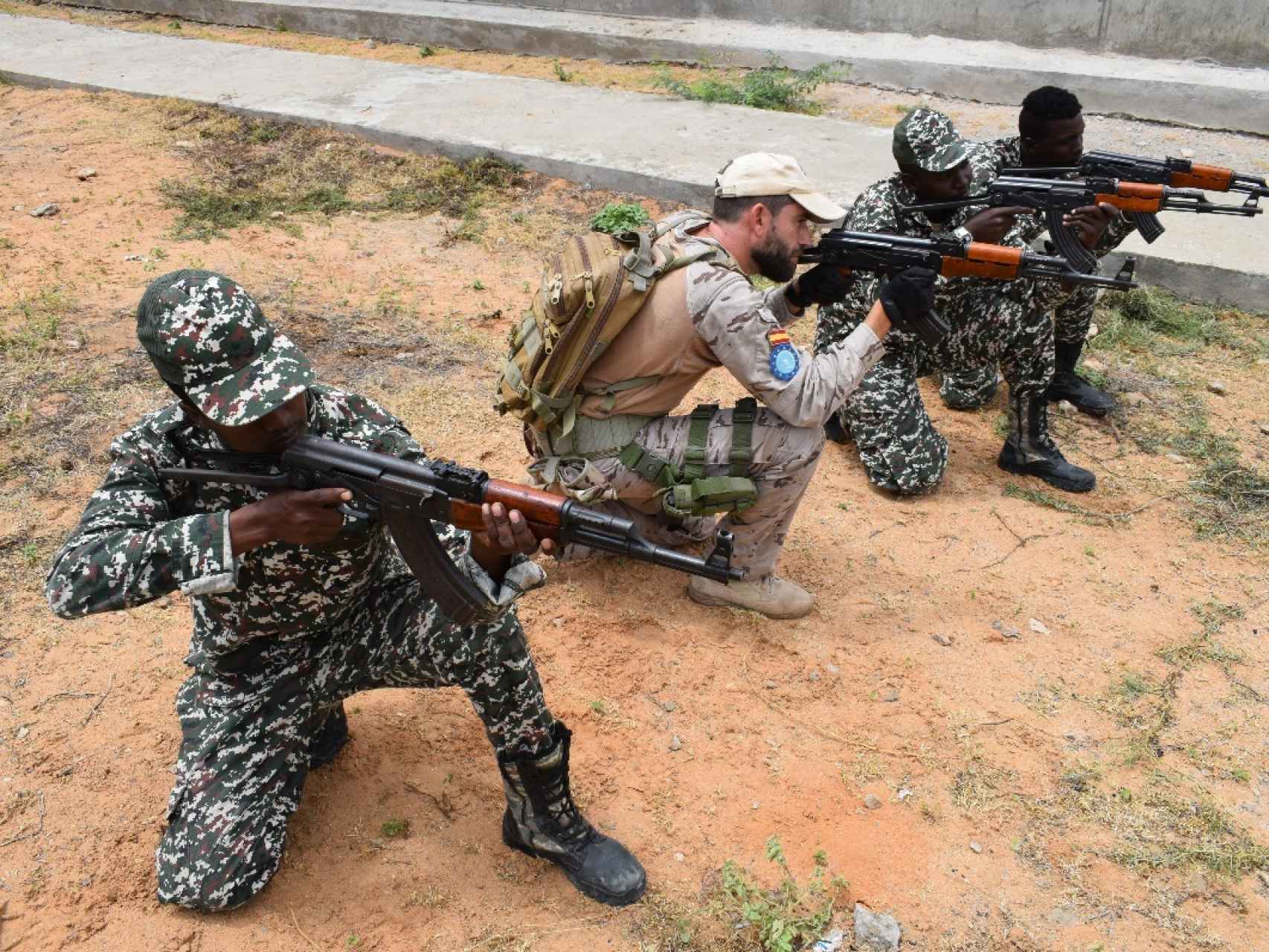 Un militar español instruye a los efectivos somalíes.