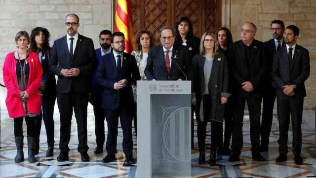 El presidente de la Generalitat, Quim Torra, acompañado por los miembros de su gobierno, durante la declaración institucional que ha realizado este viernes en el Palau de la Generalitat.