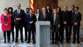 El presidente de la Generalitat, Quim Torra, acompañado por los miembros de su gobierno, durante la declaración institucional que ha realizado este viernes en el Palau de la Generalitat.