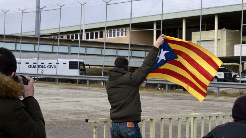 Un hombre ondea una estelada a la llegada del autobús de la Guardia Civil que traslada al exvicepresidente Oriol Junqueras.