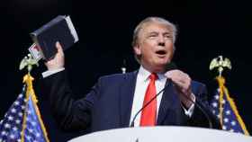 Donald Trump con una Bilblia en sus manos.