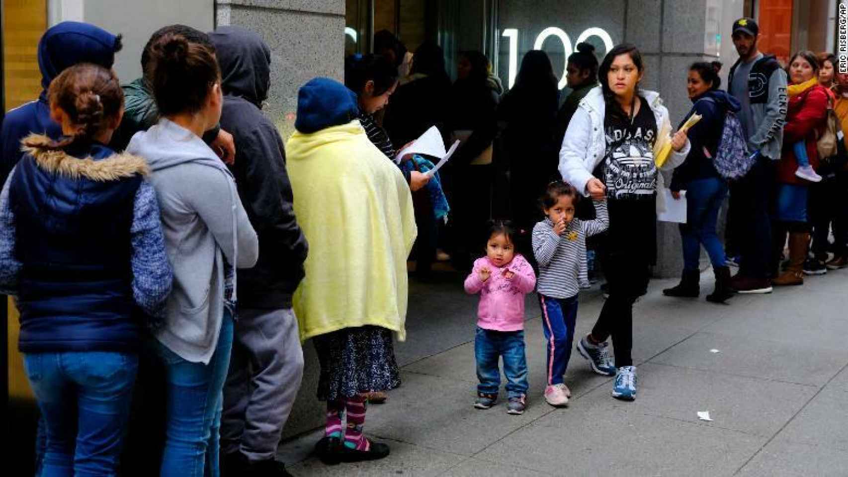 Inmigrantes esperando afuera del tribunal de inmigración en San Francisco.