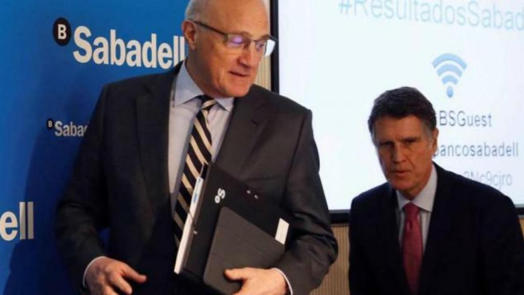 Josep Oliu, presidente del Sabadell y Jaime Guardiola, consejero delegado del banco.