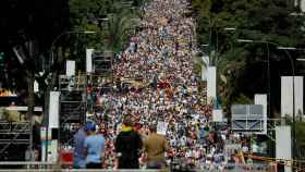 Cientos de miles toman las calles de Caracas desde cinco puntos distintos, camino del barrio de las Mercedes, contra Maduro.