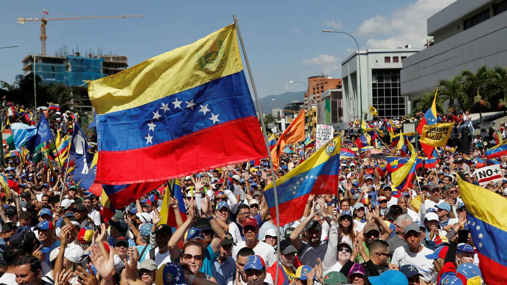 Miles de venezolanos en las calles de Caracas contra Nicolás Maduro.