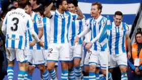 Los jugadores de la Real Sociedad celebran el gol de Willian José ante el Athletic en La Liga