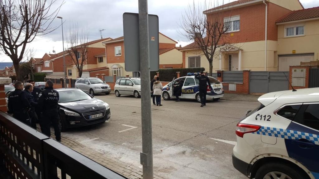 La Policía Nacional accediendo a la vivienda de Arantxa