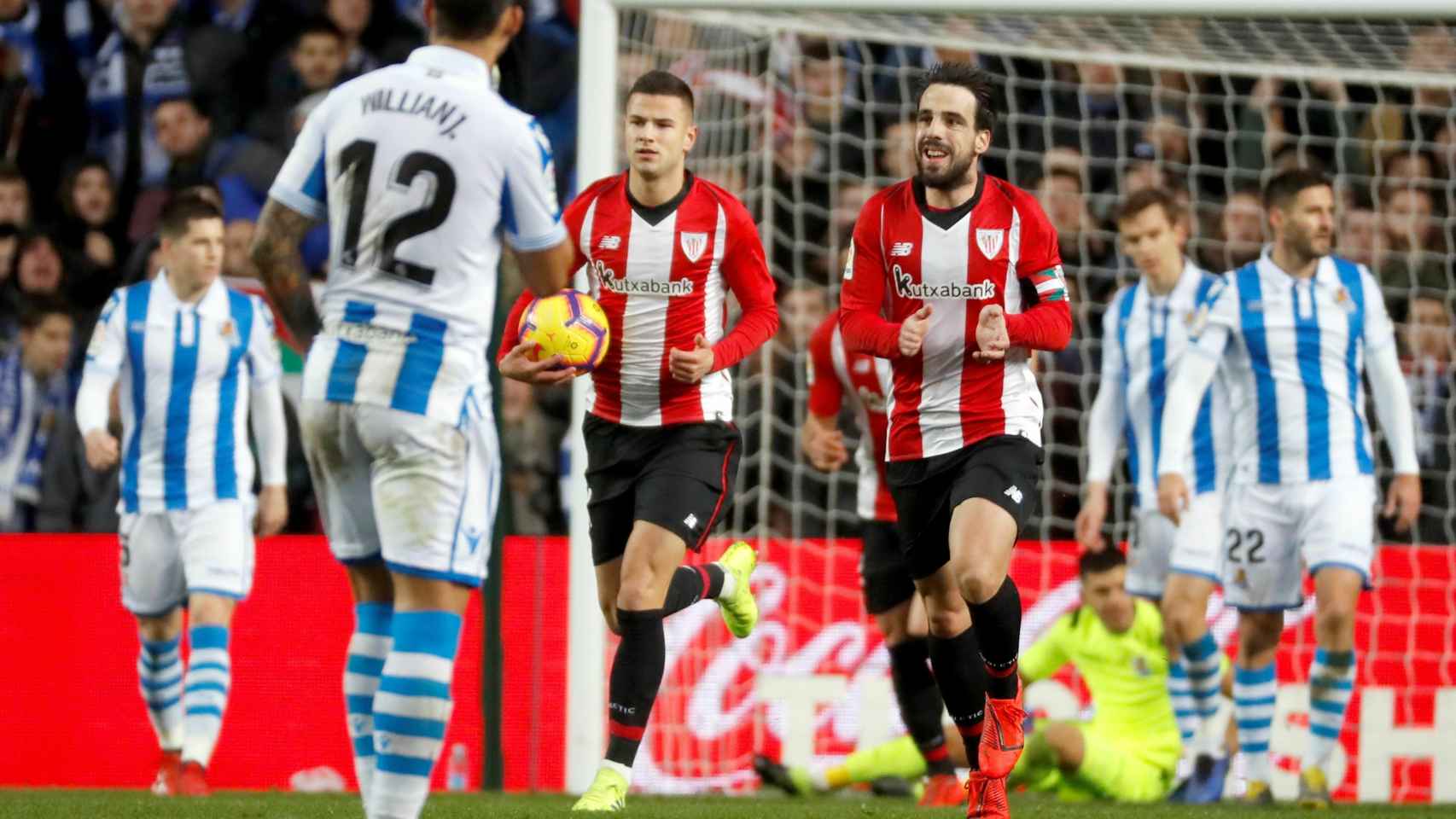 Los jugadores del Athletic celebran el gol de penalti ante la Real Sociedad en La Liga