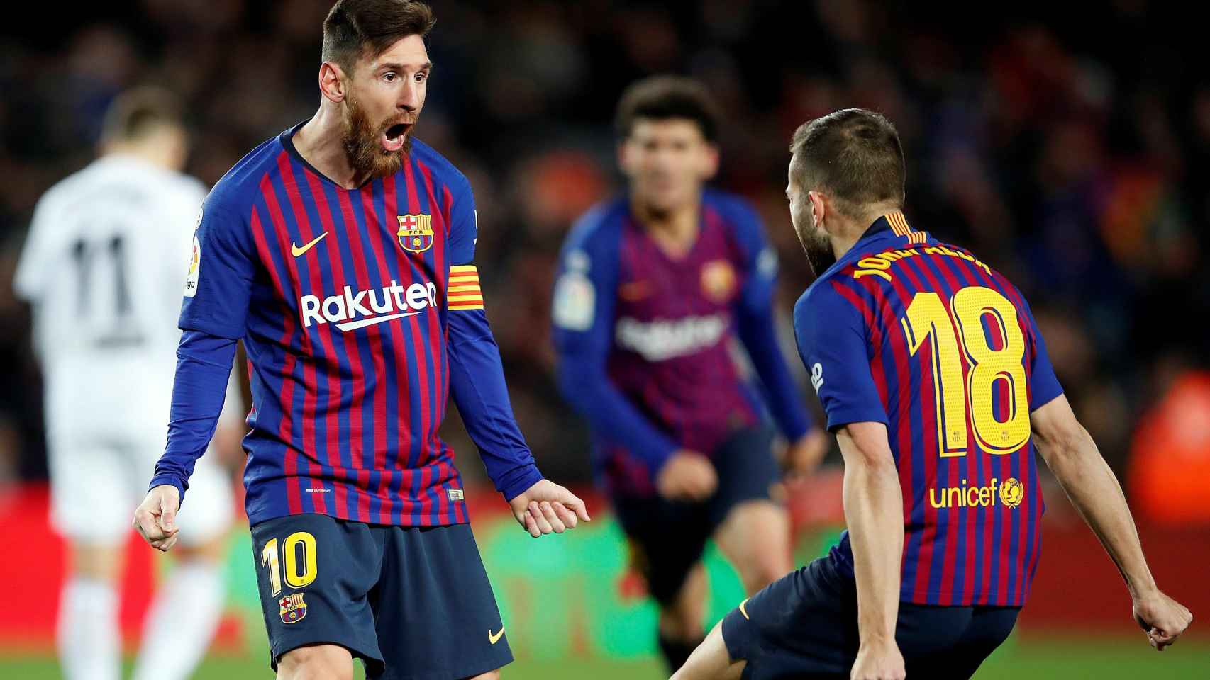 Messi y Jordi Alba celebran el gol del primero en el Barcelona - Valencia de La Liga