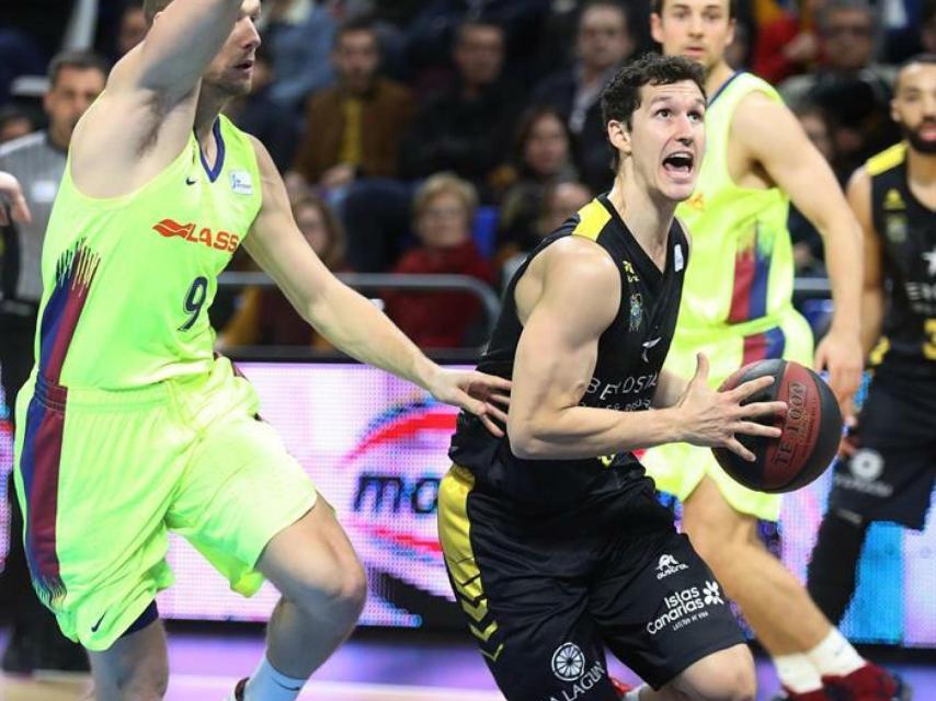 Rodrigo San Miguel, del Iberostar Tenerife, supera al defensor del Barcelona Lassa para lanzar a canasta