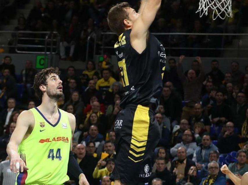 Tin Abromaitis, del Iberostar Tenerife, realiza un mate ante el Barcelona Lassa