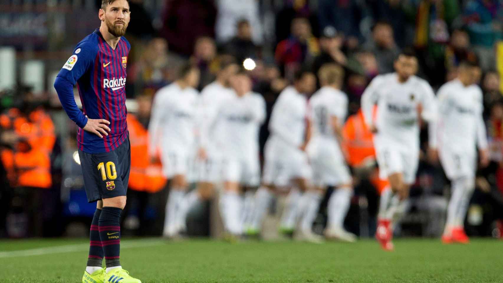 Messi se lamenta tras un gol del Valencia frente al Barcelona en La Liga