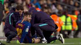 Messi, atentido por los servicios médicos del Barcelona en el partido de La Liga ante el Valencia