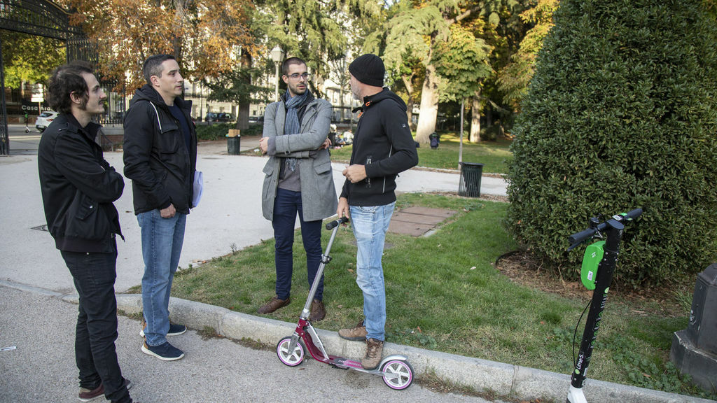 Los 'apartinetes' (aparta patinetes), preparados para aparcarlos correctamente.