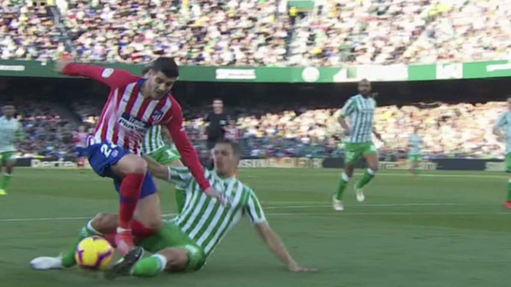 Morata reclamó penalti de Feddal en el Betis - Atlético de La Liga. Foto: Twitter (@elchiringuitotv)