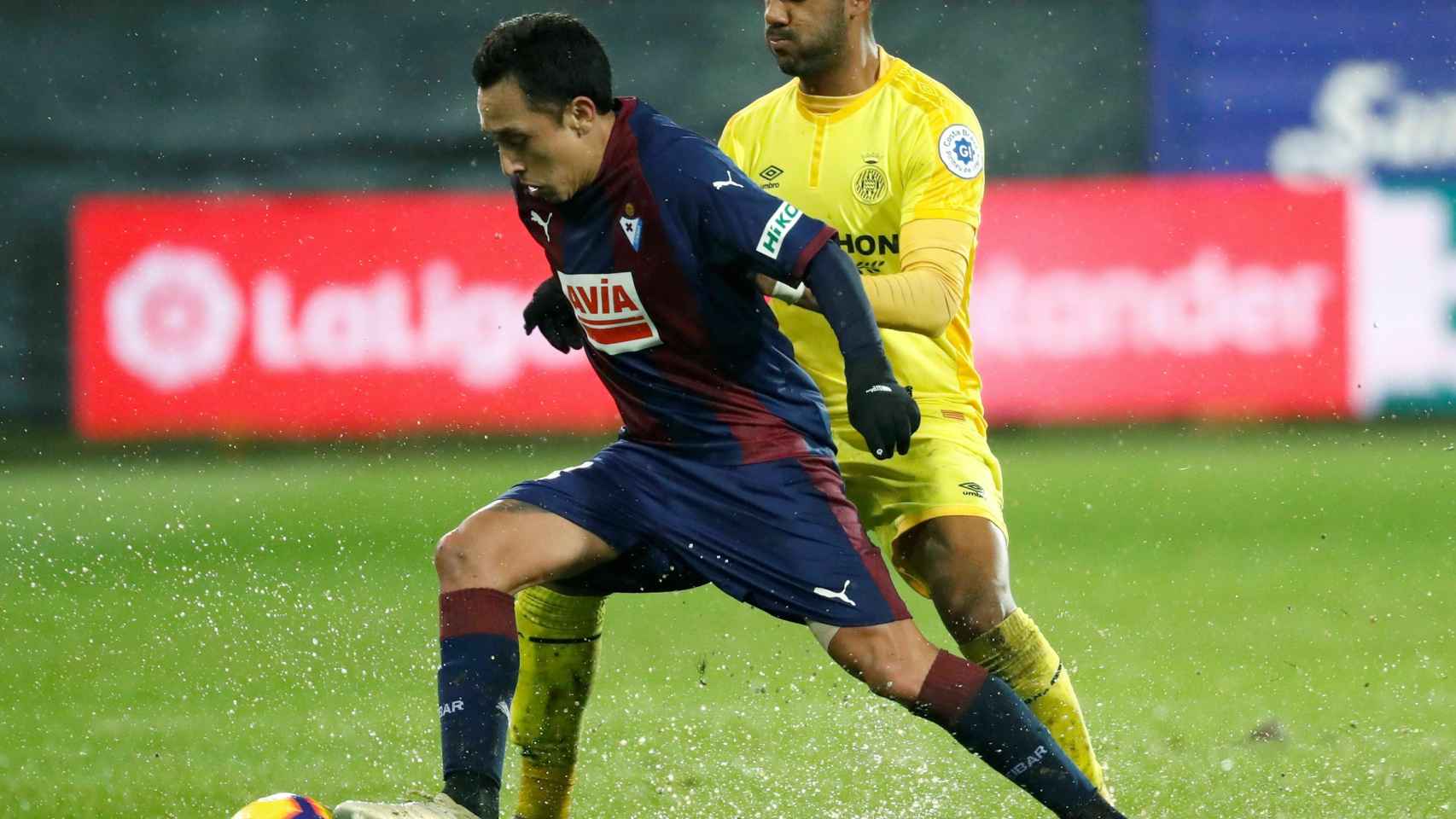 Orellana lucha un balón con Jonás Ramalho en el Eibar - Girona de La Liga