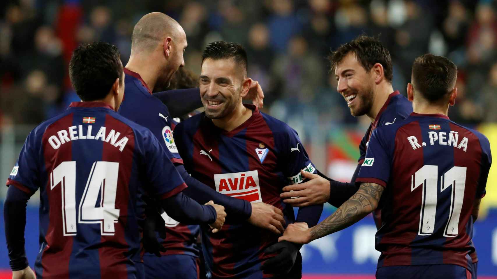 Charles celebra con sus compañeros uno de sus goles en el Eibar - Girona de La Liga