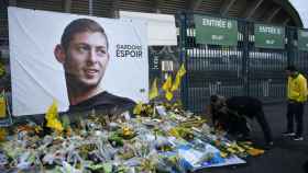 Homenaje al futbolista argentino Emiliano Salas a las puertas del estadio del Nantes.