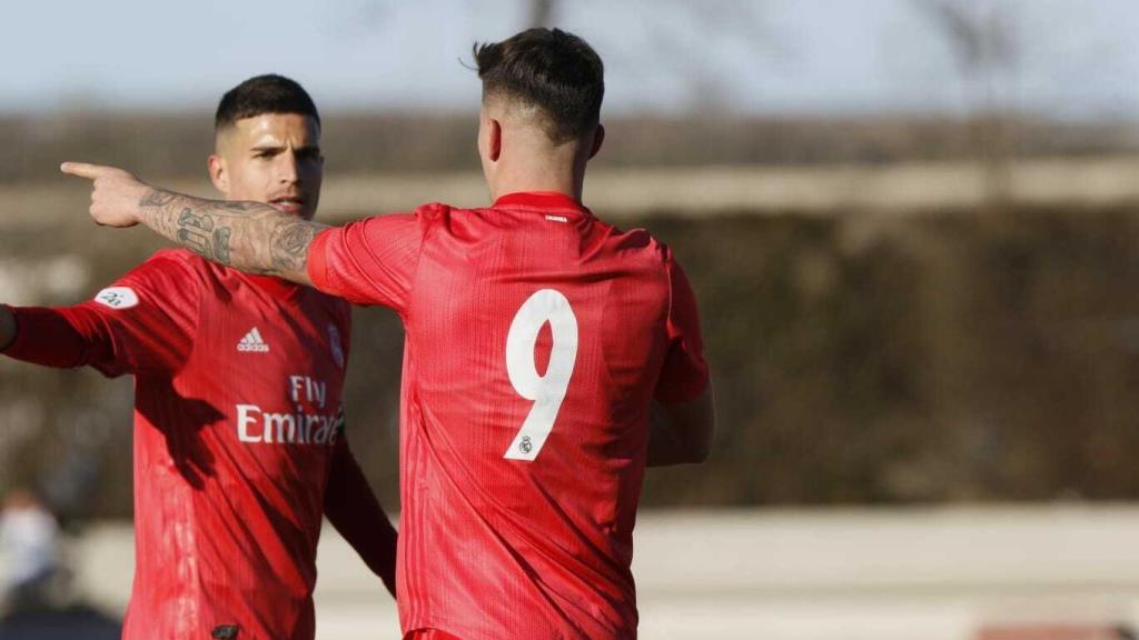 Cristo hace una seña a Seoane tras anotar el primer tanto del partido. Foto: Manu Laya / El Bernabéu